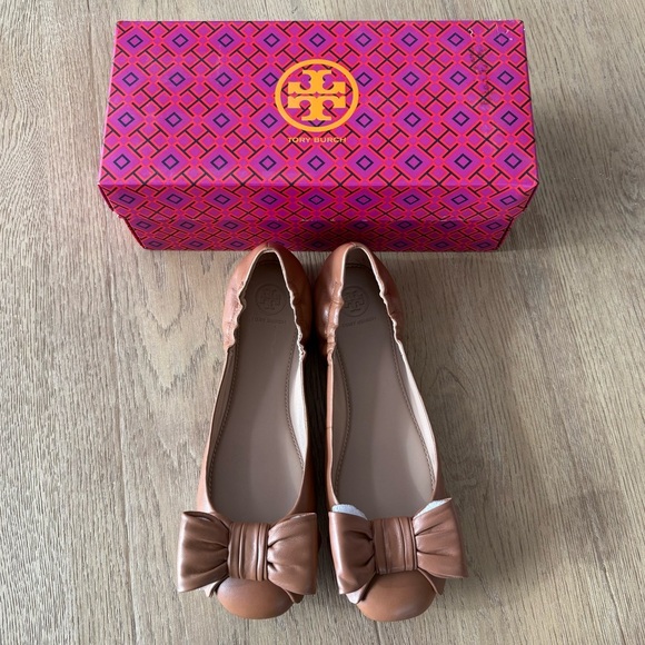 Tory Burch Royal Tan Nappa Leather Divine Bow Driver Ballet Flats - Picture 1 of 9